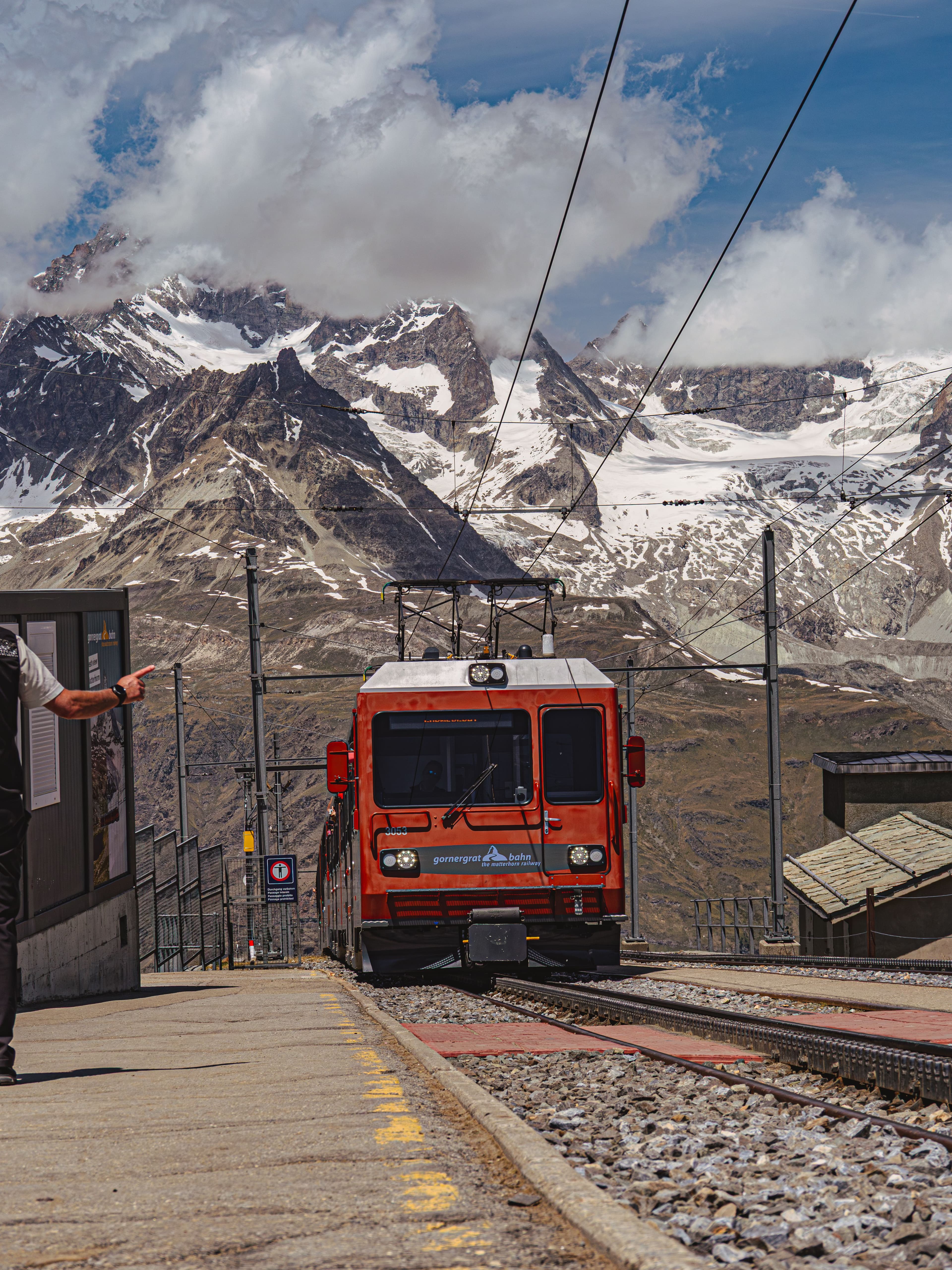 Tren en el entorno alpino de Zermatt