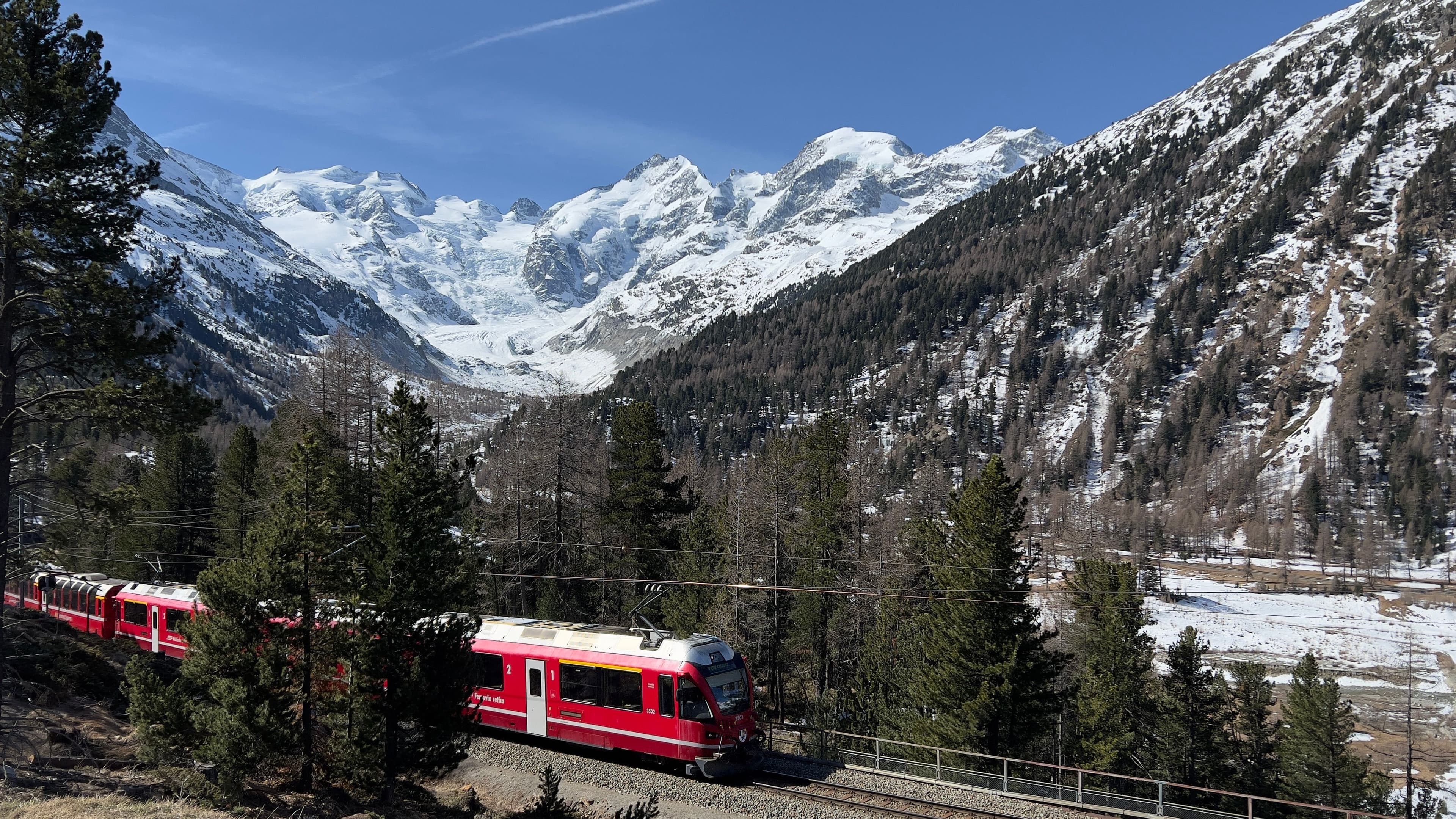 Bernina Express recorriendo los Alpes suizos