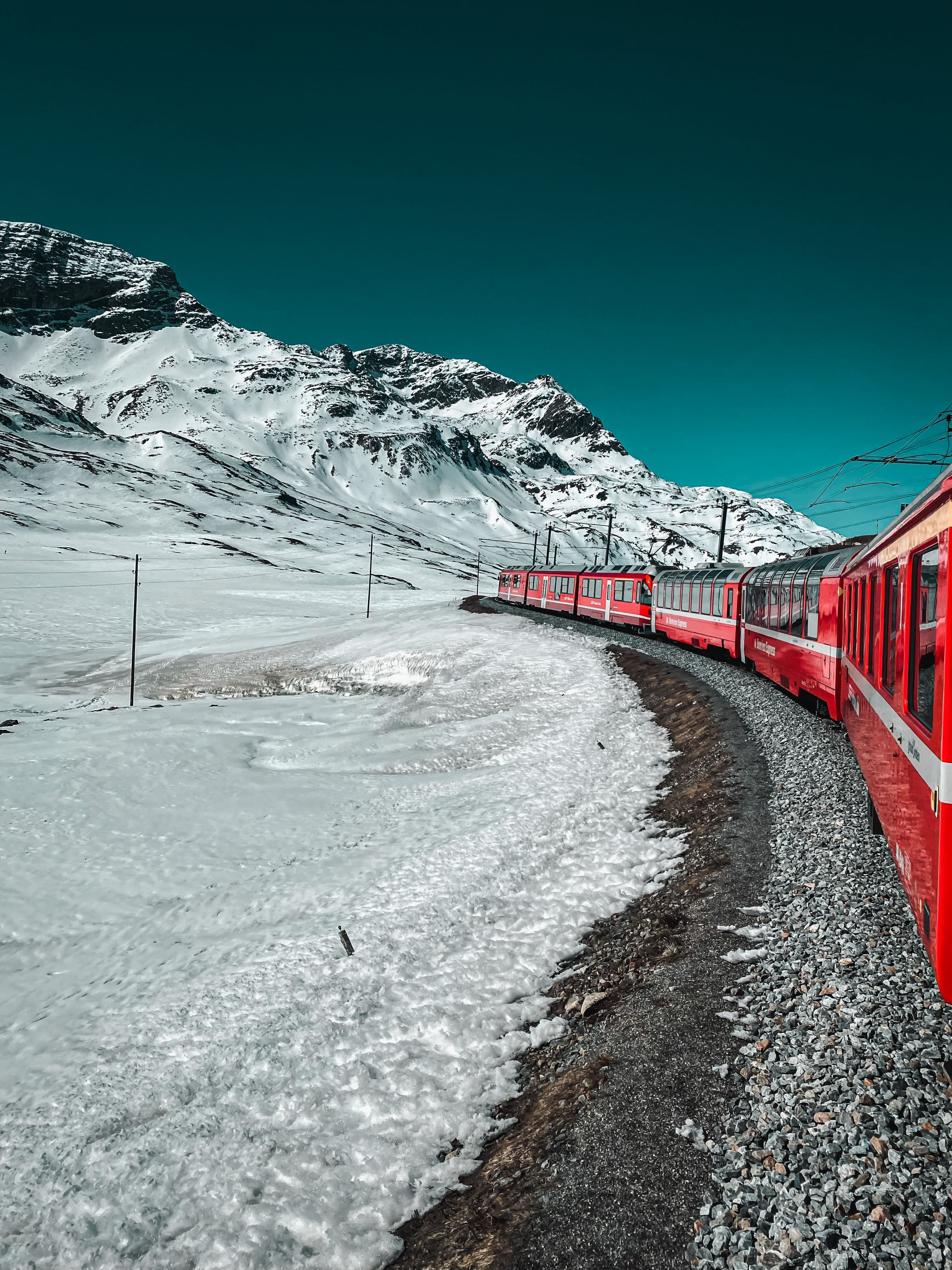 Bernina Express en el paisaje nevado de alta montaña