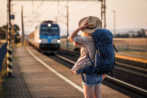 Viajera con mochila antes de continuar el viaje