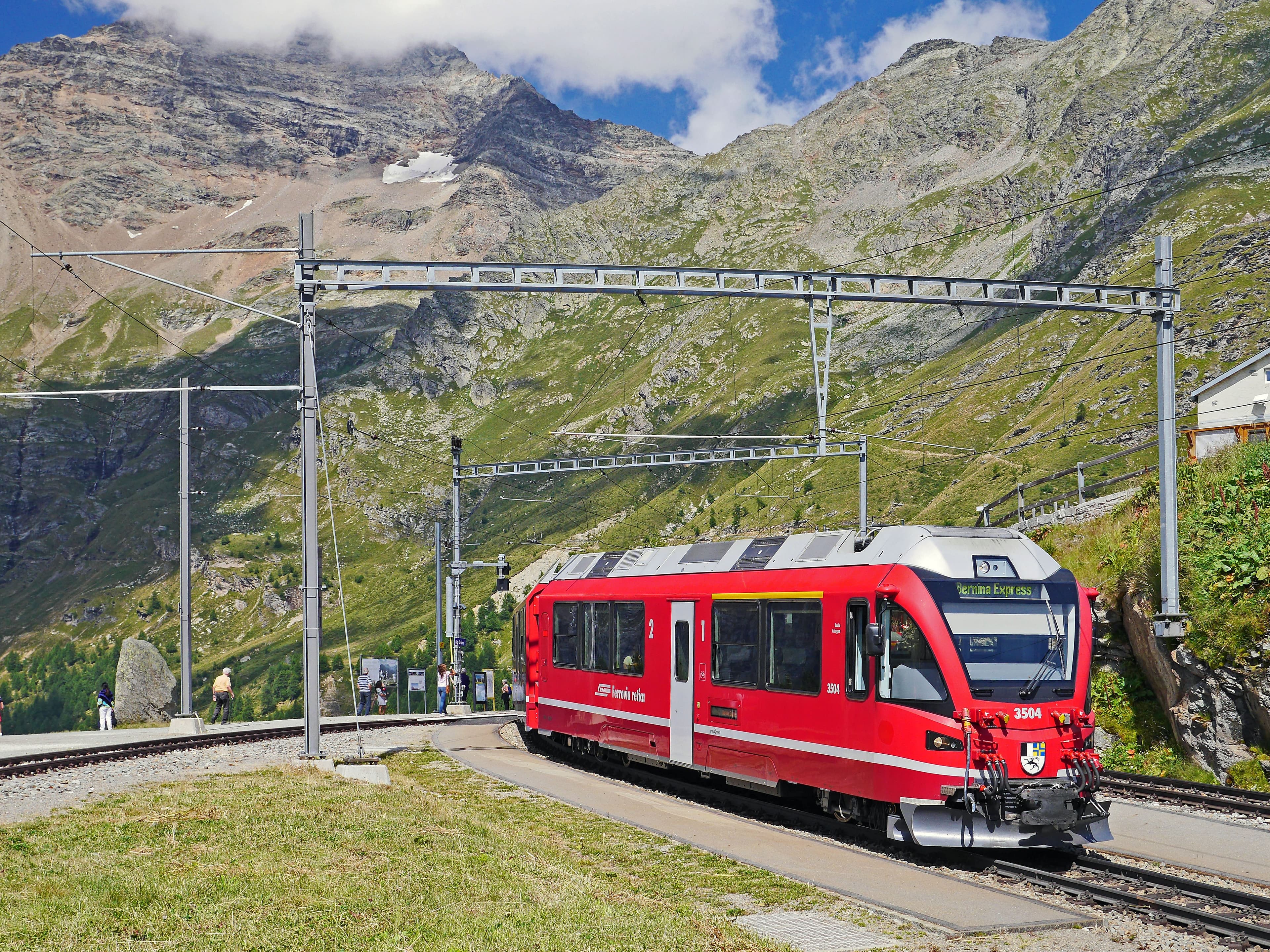 Bernina Express atravesando el paisaje alpino