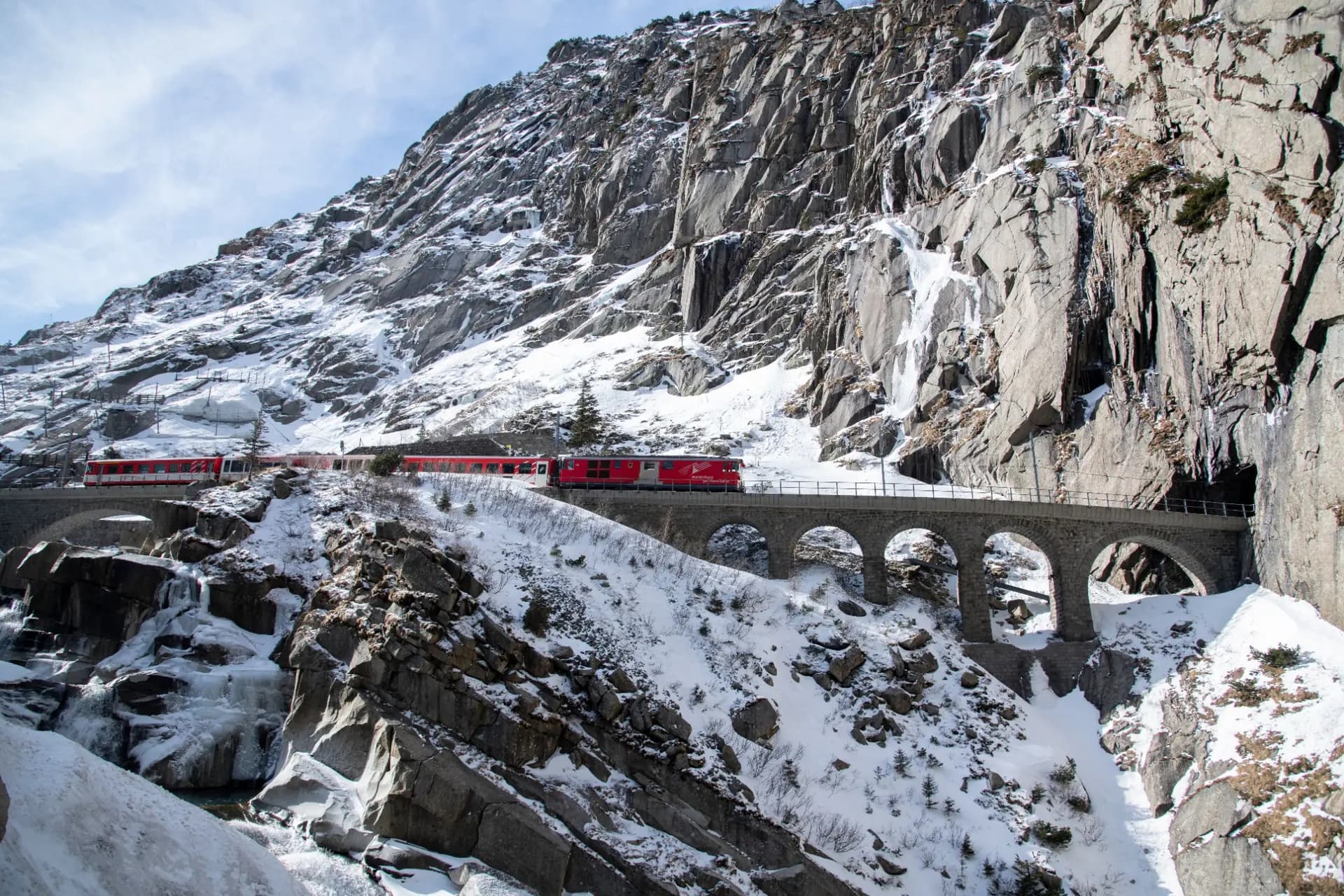 Paisaje nevado en Oberalp durante el recorrido del Glacier Express