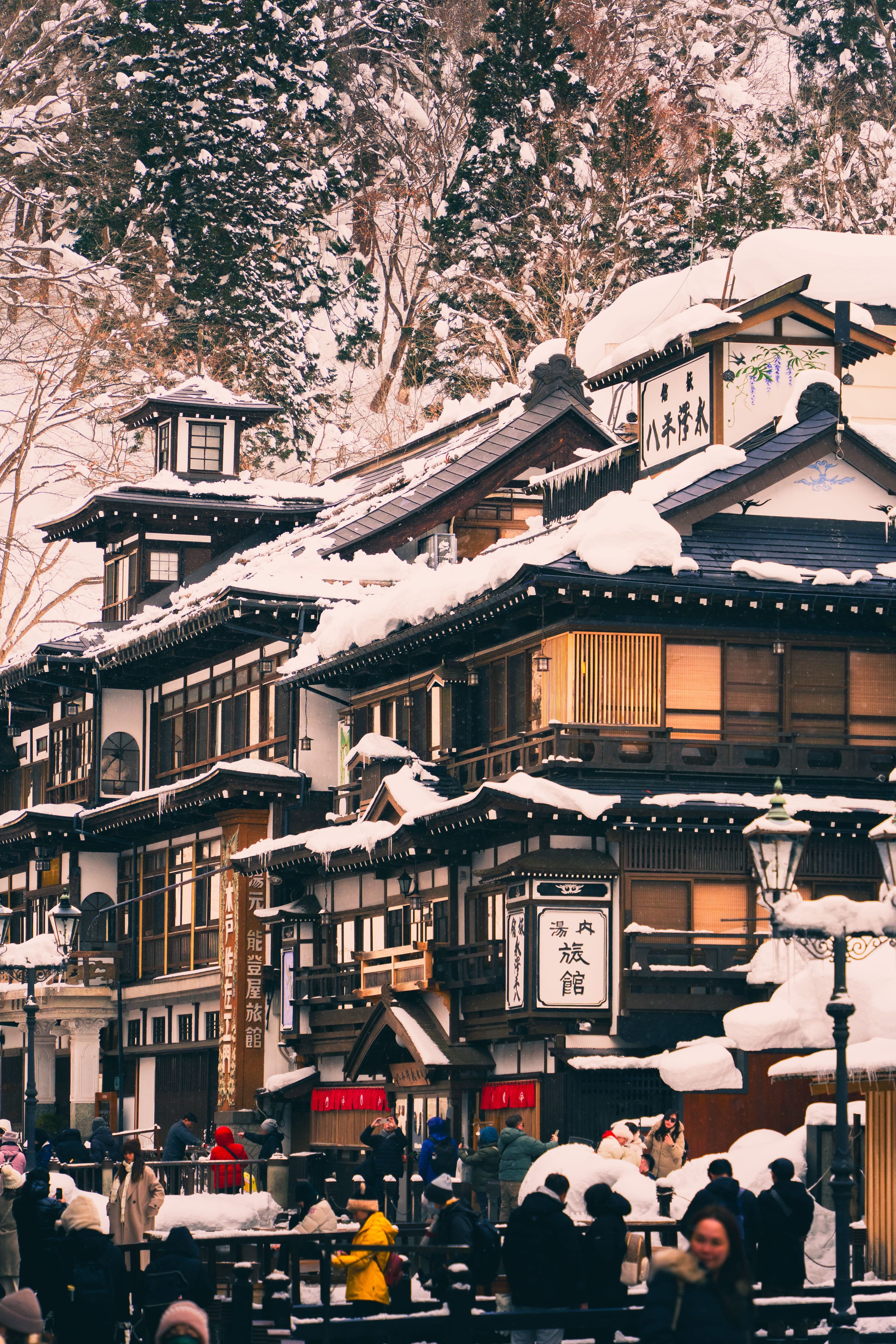 Onsen exterior rodeado de nieve