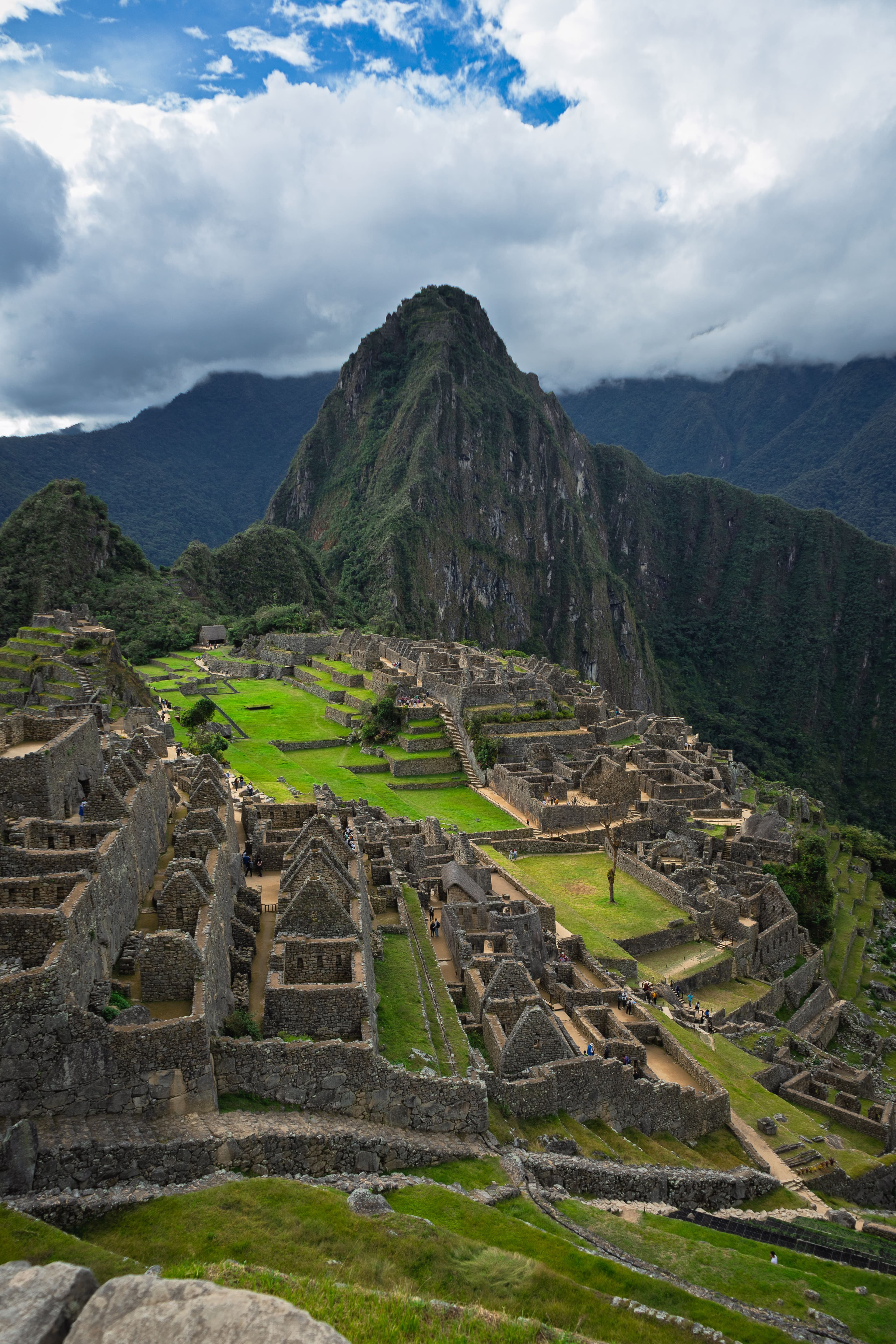 Machu Picchu entre montañas verdes
