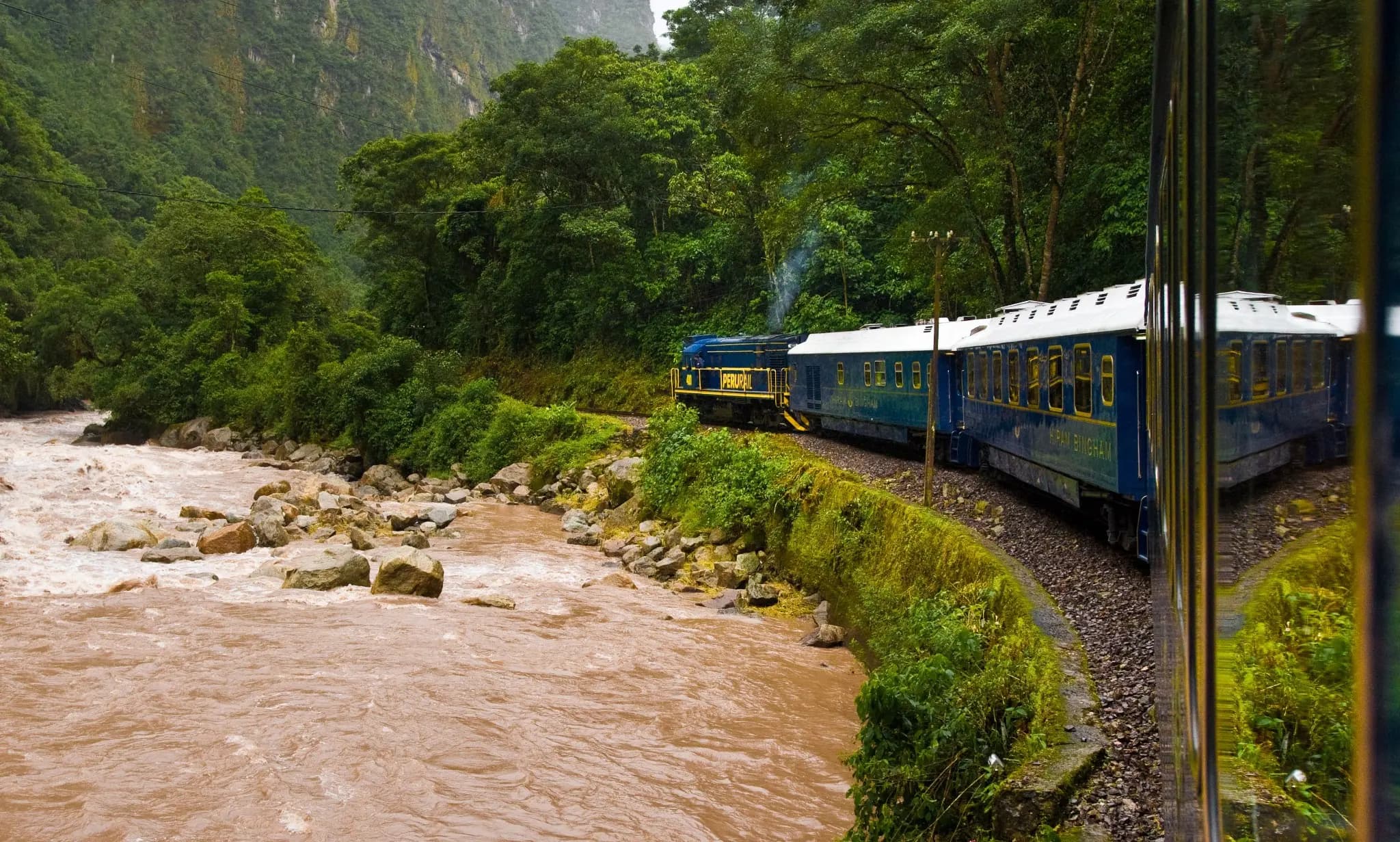 Tren PeruRail siguiendo una curva junto al río Urubamba