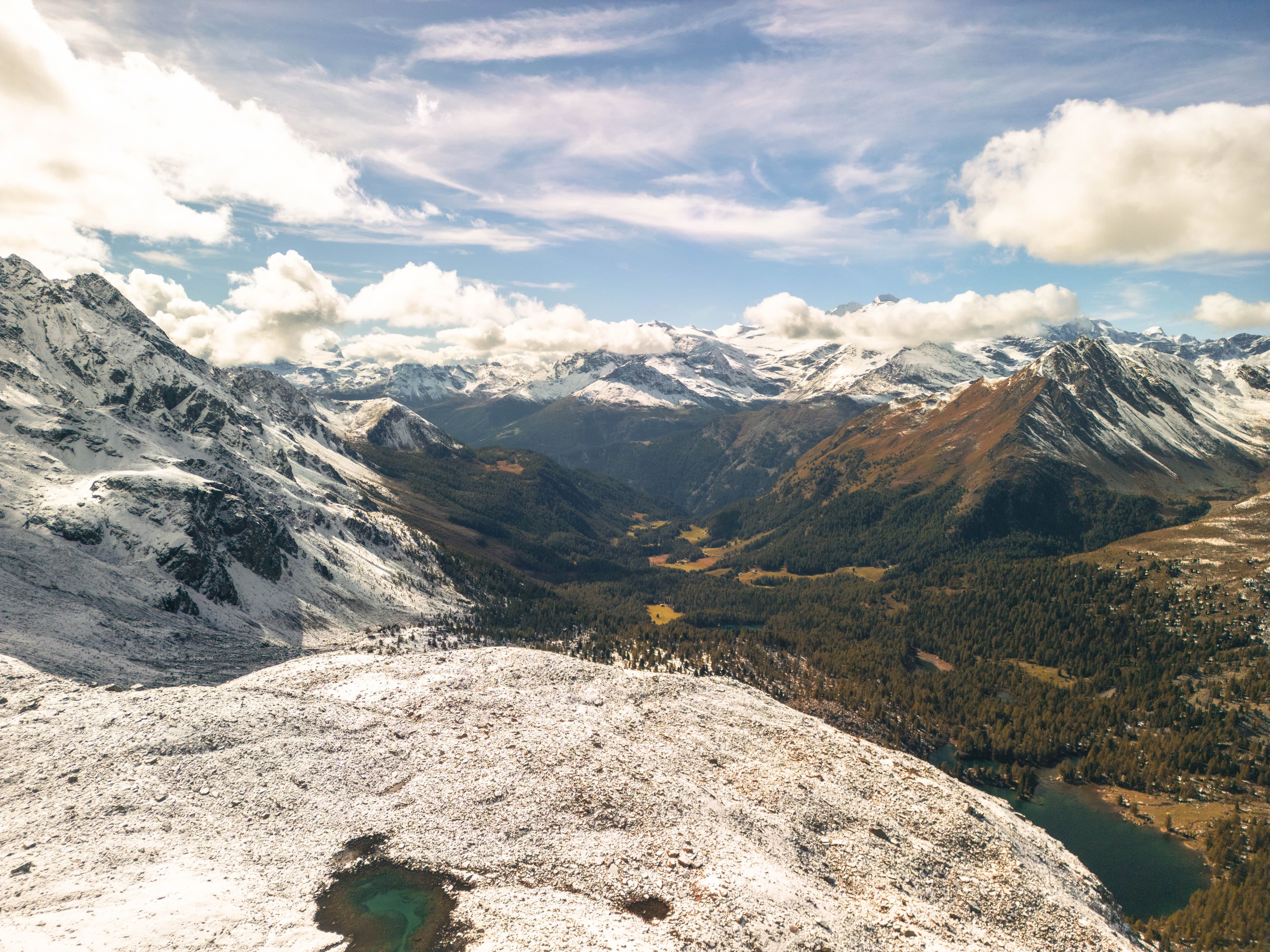 Val Poschiavo bajo las montañas
