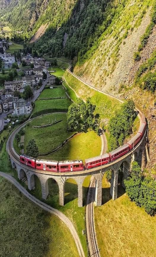 Viaducto helicoidal de Brusio en la línea del Bernina